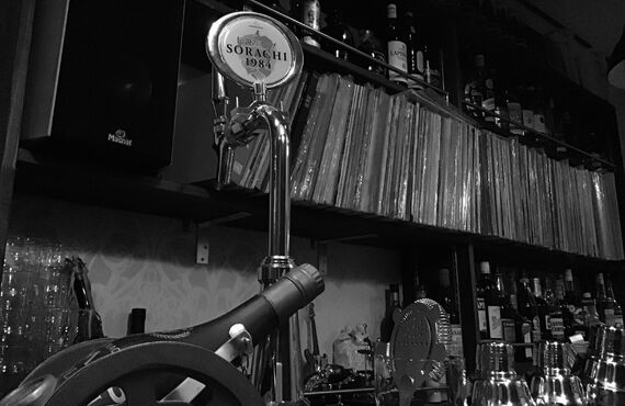 柏にあるBARはお酒だけでなくレコードも人気を誇っております
